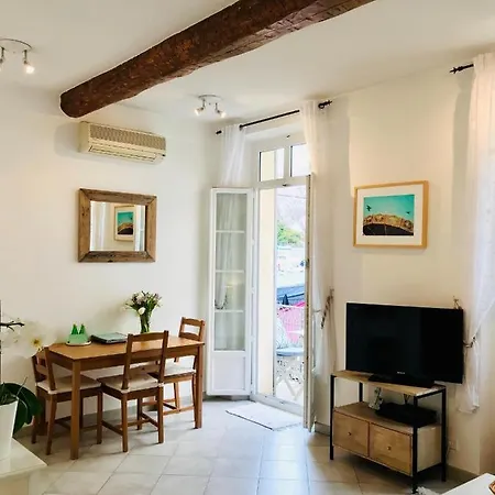 Carousel Apartment *