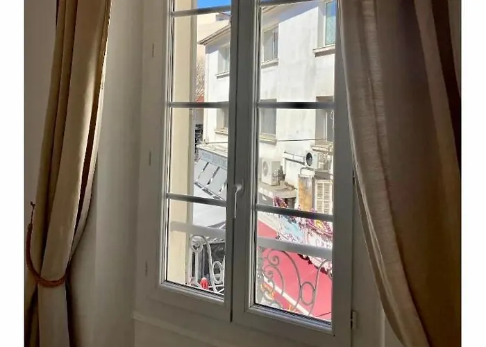 Balcony In Heart Of Pedestrian Centre Of Old Antibes