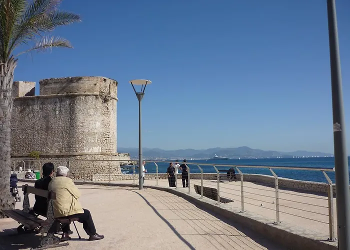 Balcony In Heart Of Pedestrian Centre Of Old Antibes