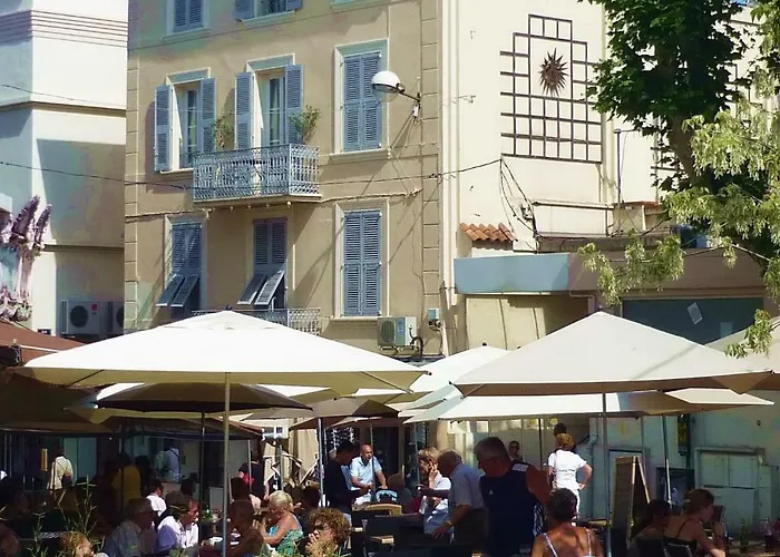 Balcony In Heart Of Pedestrian Centre Of Old Antibes Appartamento